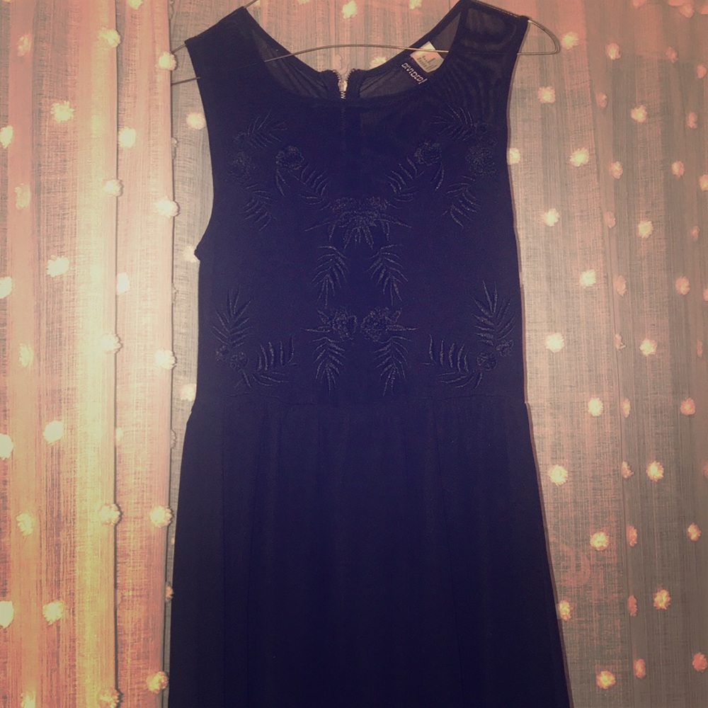 Detailed mid length dress with appliqués
